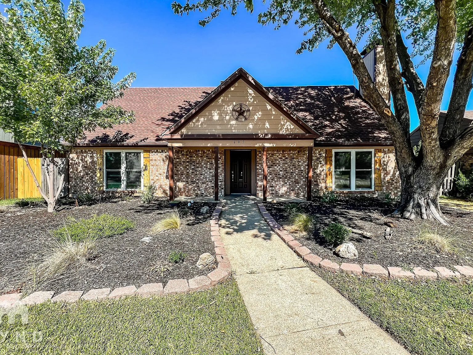 3 bed, 2.0 bath, 2008 sqft, $2,065 — Photo 2