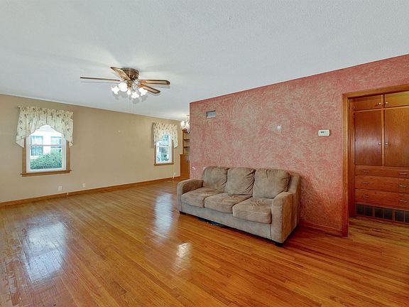 5th image of 820 E 6th St