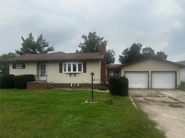 300 1st St W, Newhall, IA 52315