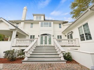 1060 Arcadian Way, Fort Lee, NJ 07024