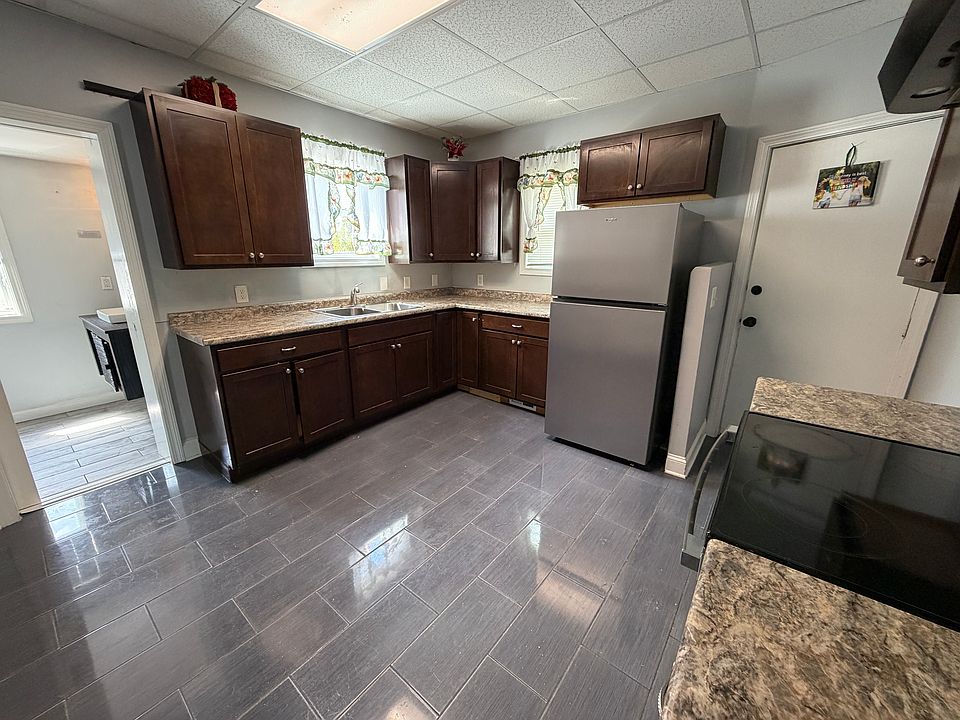 1st image of 10 Dow St APT 1