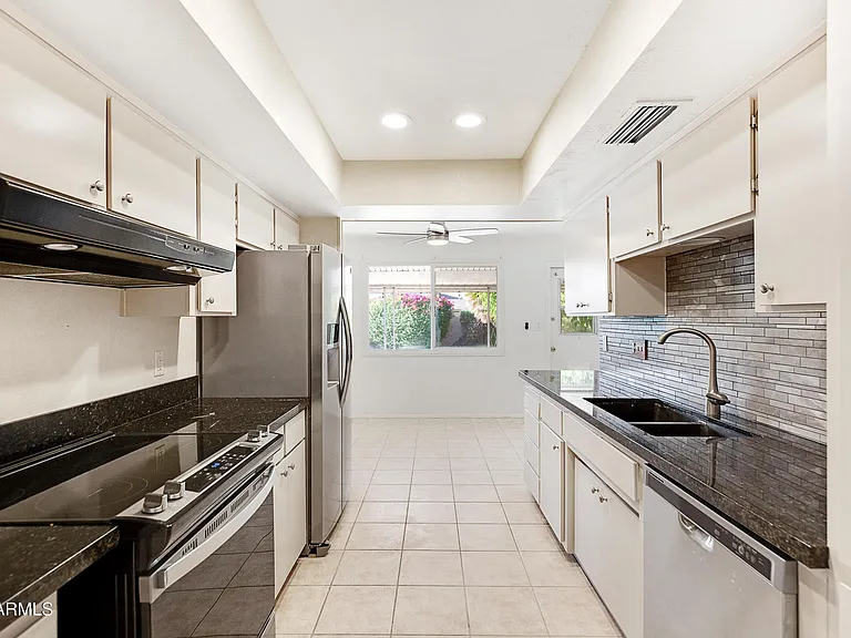 1036 E Geneva Dr — Photo 4
