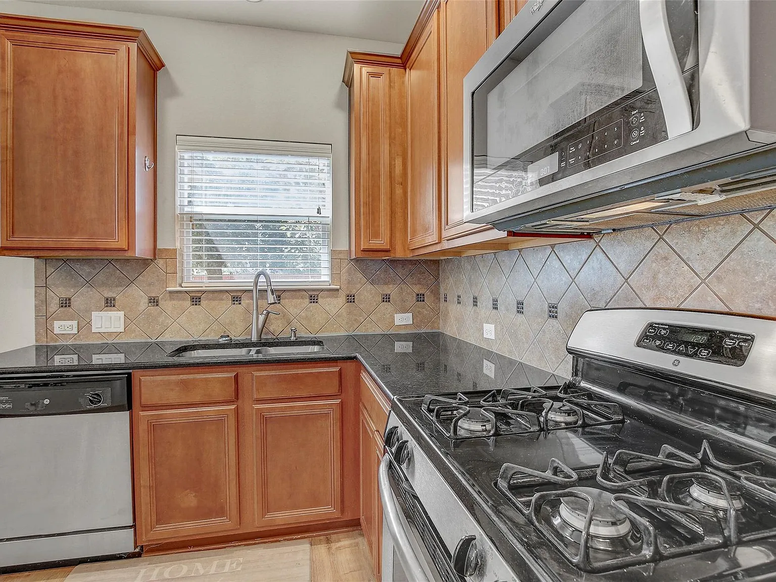 3 bed, 2.5 bath, 2007 sqft, $2,400 — Photo 4