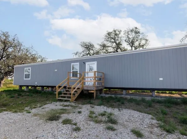 937 County Road 7711, Devine, TX 78016