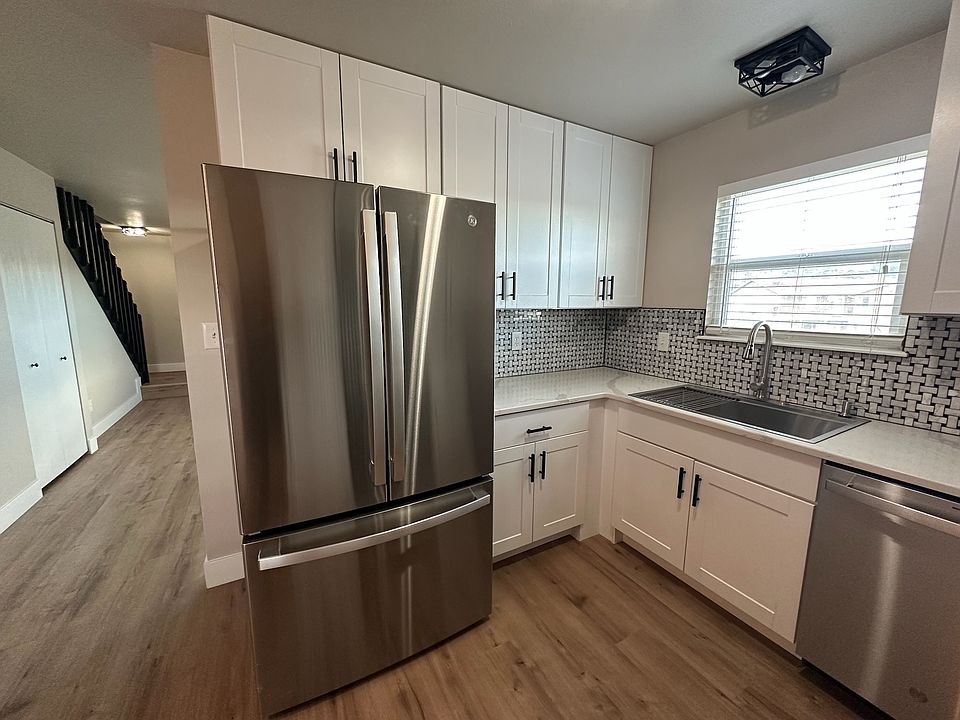 Brand new kitchen with all new appliances. Fridge has ice maker and water built in.