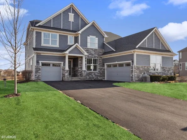 1030 Mayhaw Dr, Crystal Lake, IL 60012