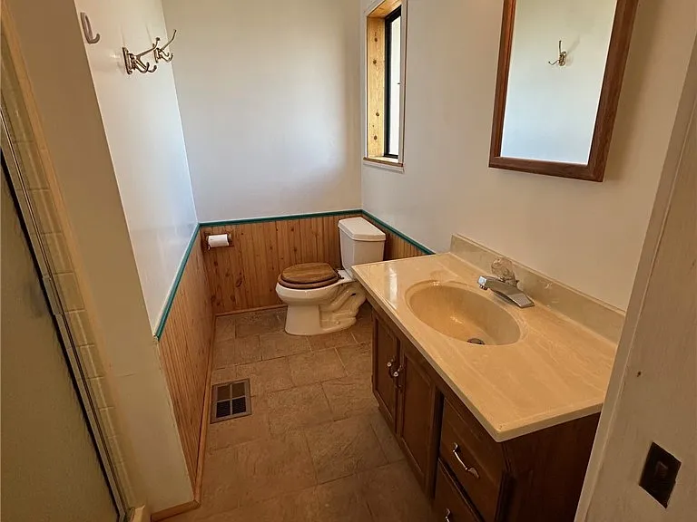 1521 Lassen Way — Photo 5