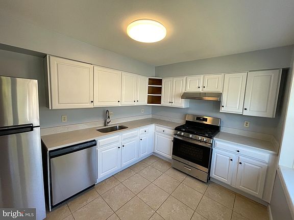 2nd image of 1013 Thomas Jefferson Pl