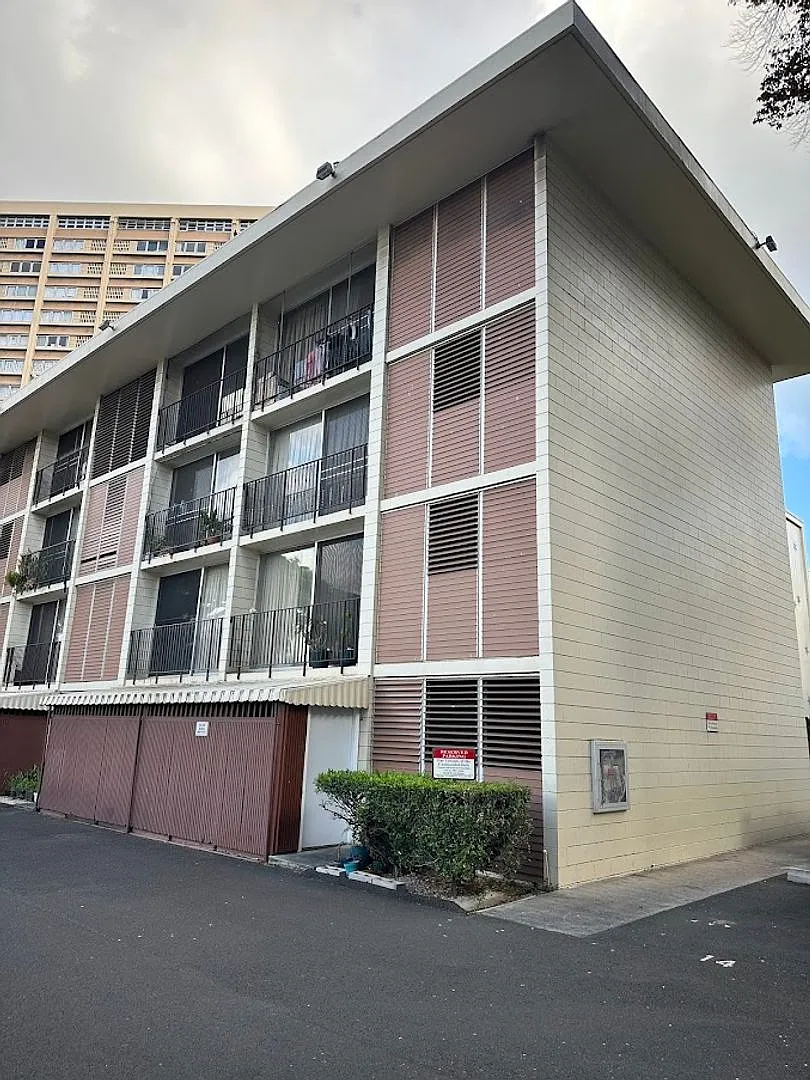 The Continental 2 bedroom, 1 bath, 1 assigned parking stalls, incl water and sewer, very convenie... — Photo 4