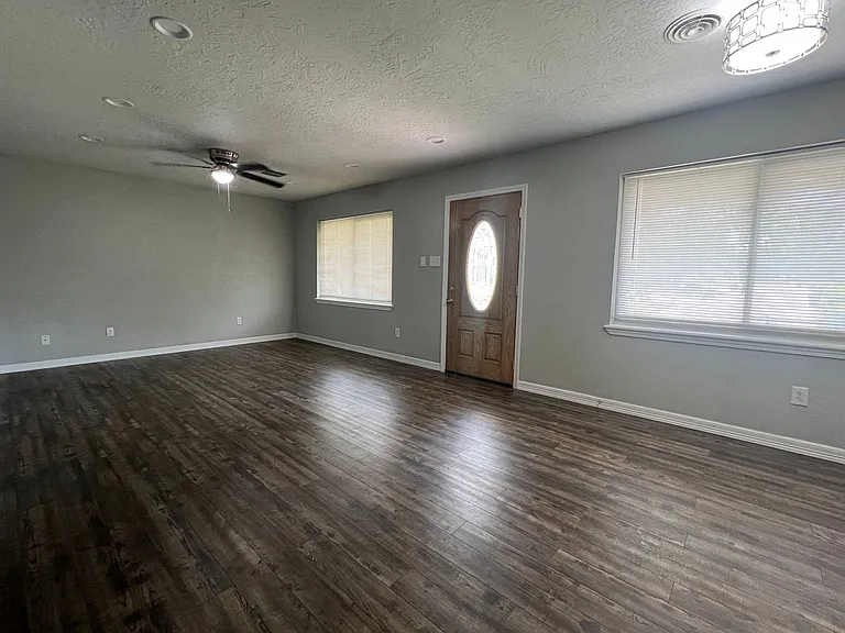 6407 NW Euclid Ave — Photo 2