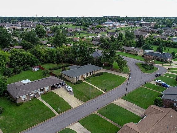 4th image of 141 Lenora Dr