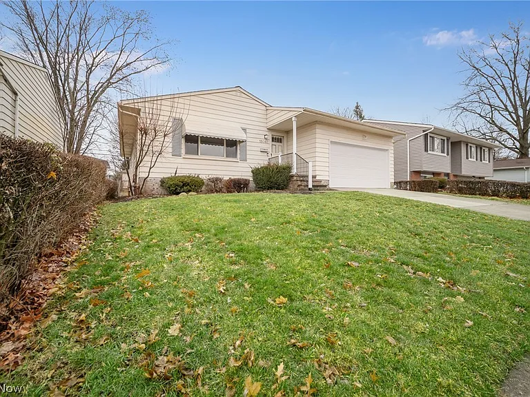 15067 Rochelle Dr — Photo 1