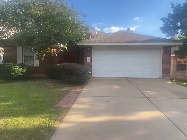 2322 Clover Ridge Dr — Photo 2