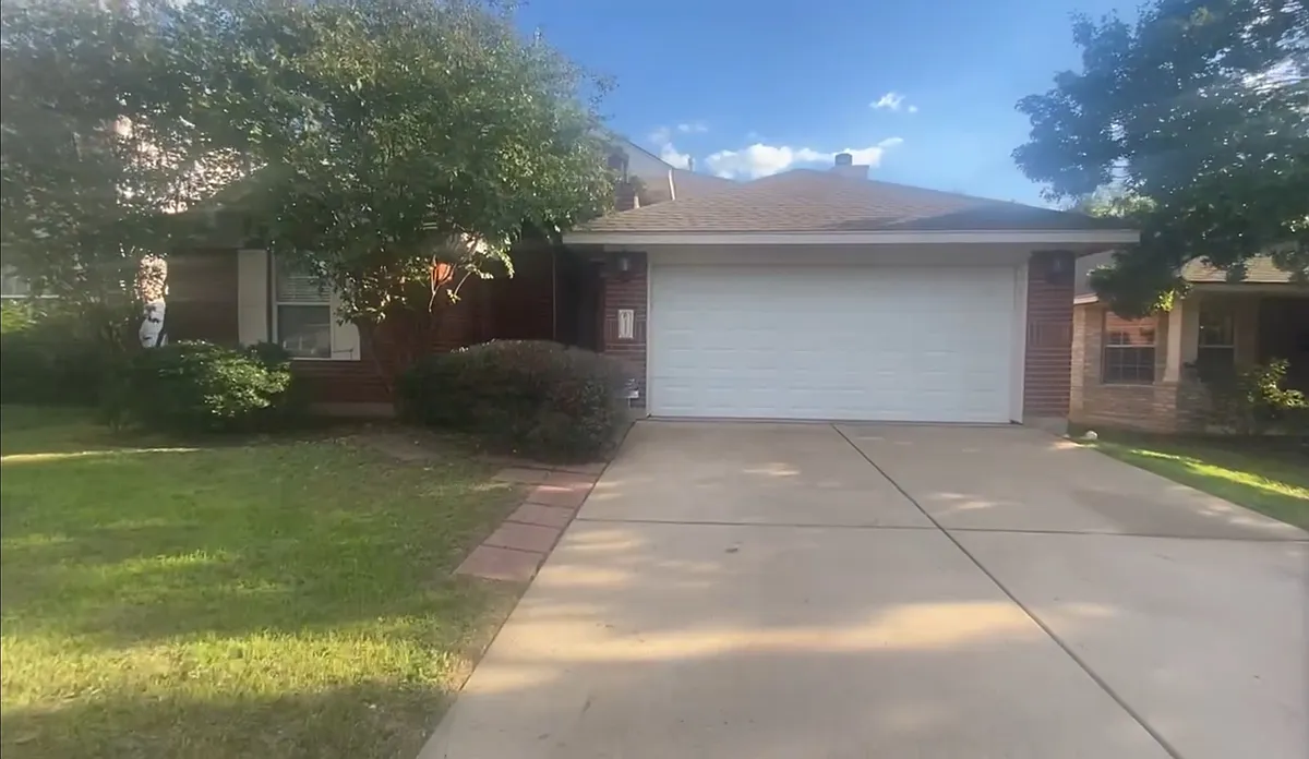 Building Photo - 2322 Clover Ridge Dr