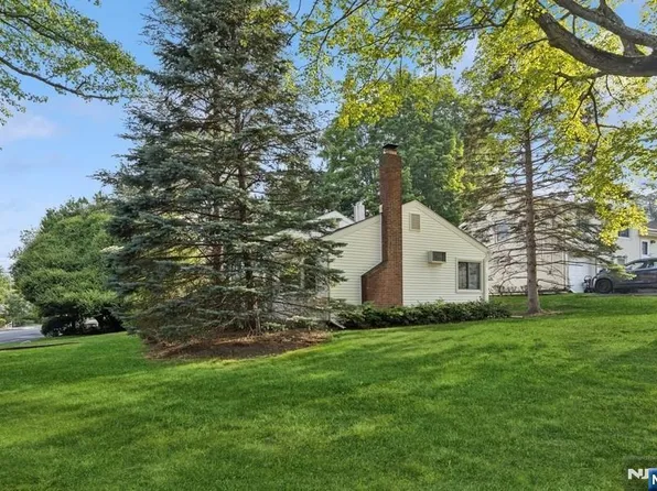 44 Knickerbocker Rd, Cresskill, NJ 07626