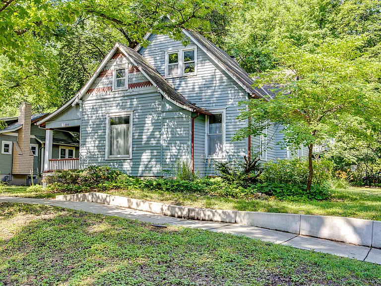 1725 Barker Ave — Photo 1