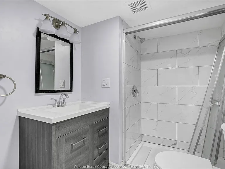 3964 Whitney Ave — Photo 31