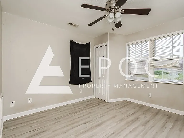 1565 N Elgin Ave — Photo 9