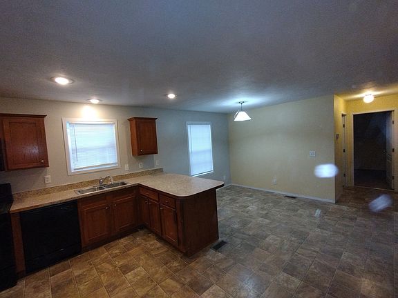 3rd image of 225 Pebble Creek Dr #195