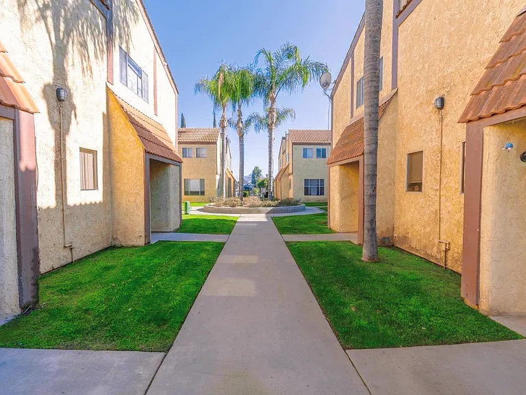 Mission Villa Town Homes — Photo 8