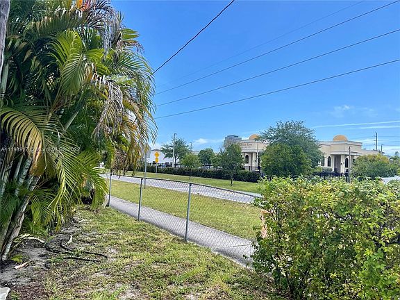 3rd image of 2565 NE 207th St