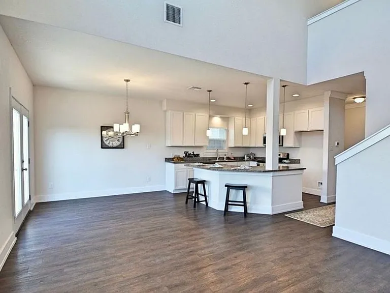 215 Sapphire — Photo 4