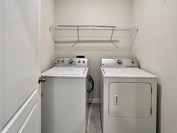 5th image of 237 Saint Georges Cir