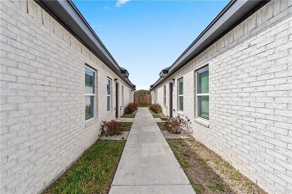 3 bed, 2.0 bath, 1000 sqft, $1,100 — Photo 3