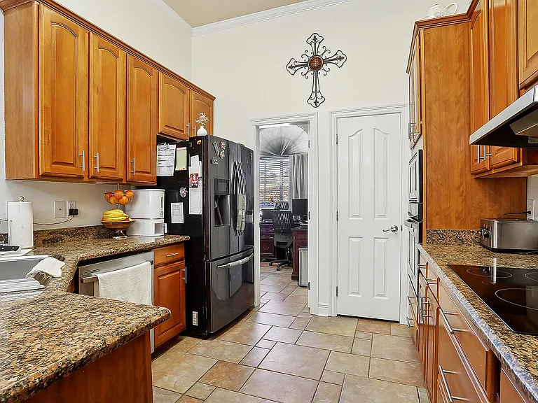208 Annette Dr — Photo 3