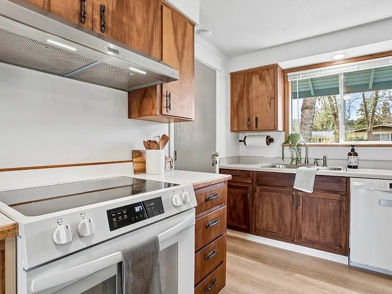 4295 Ferry St — Photo 5