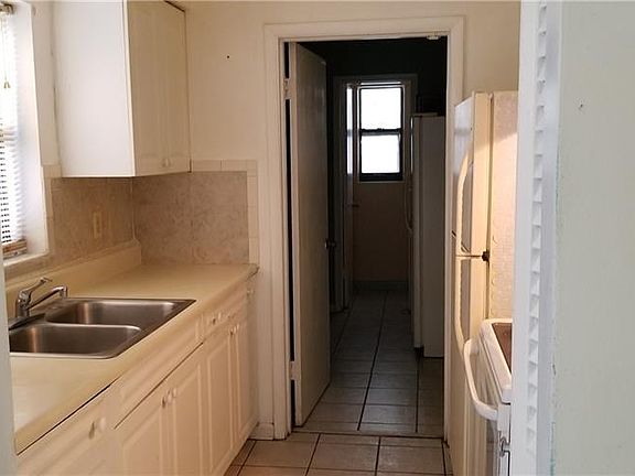 4th image of 635 E Normandy Blvd