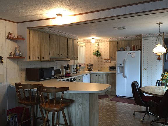 Spacious kitchen & bar
