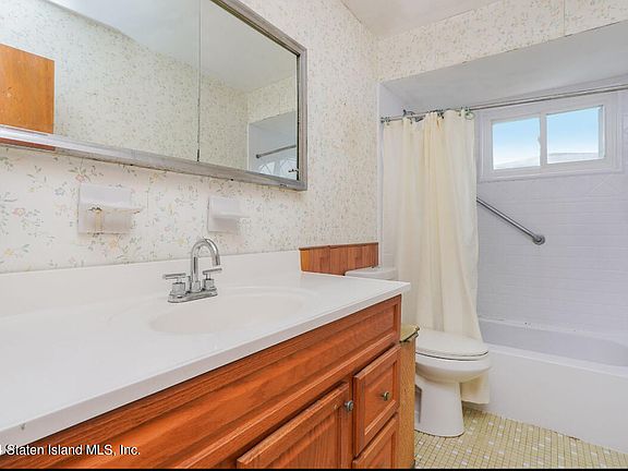 5th image of 430 Leverett Ave