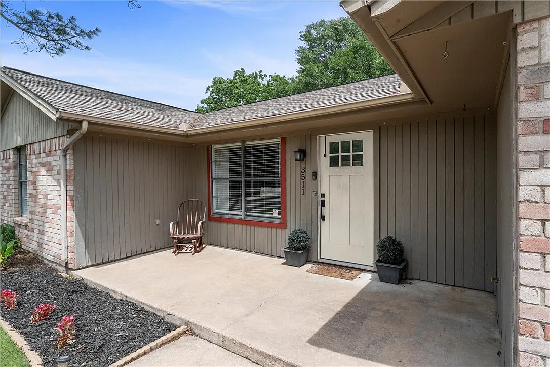 2 bed, 1118 sqft, $1,700 — Photo 2