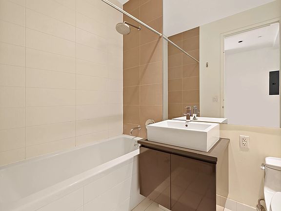 4th image of 315 Gates Ave APT 5D