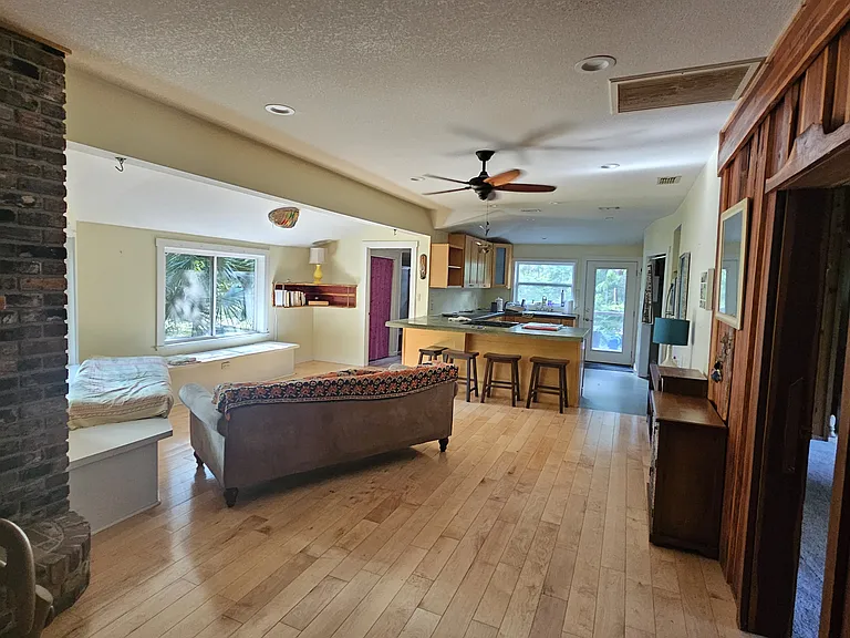 208 NE Yallaha Ave — Photo 10
