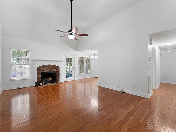 3rd image of 24 Woodhaven Ct SW