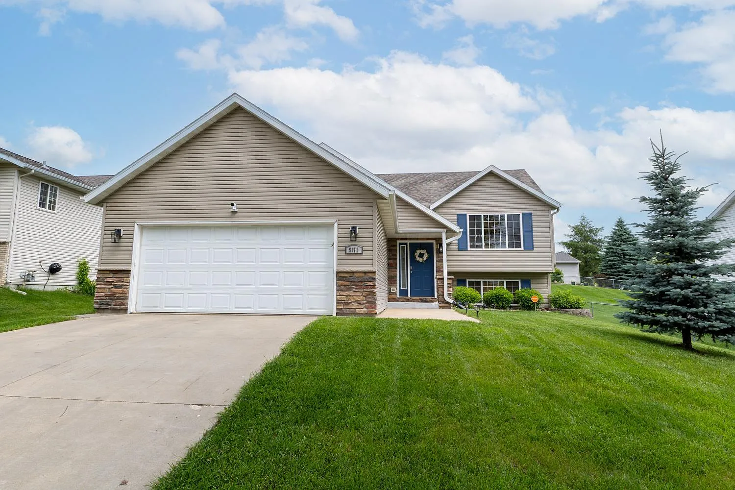 4 bed, 2.0 bath, 2552 sqft, $2,500 — Photo 1