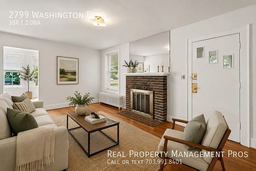 Charming Clarendon Home With A Garage, Yard, Sunroom & Tons Of Bonus Space! — Photo 3
