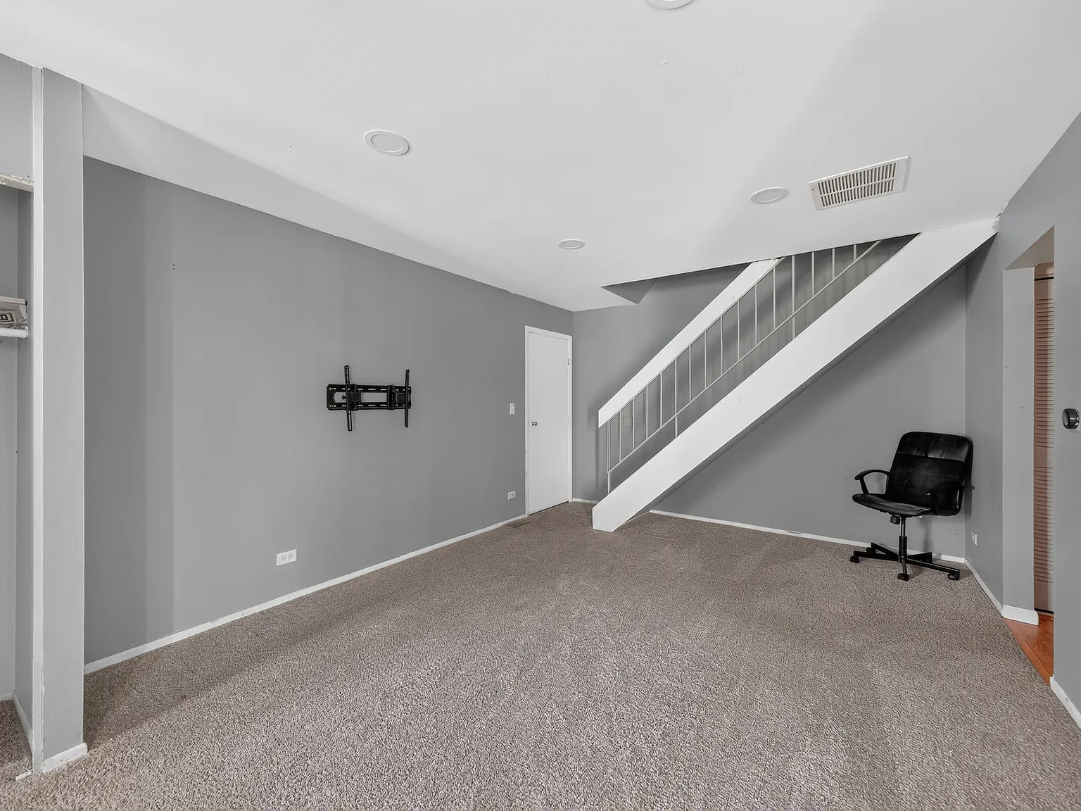 2 bed, 1.5 bath, 1200 sqft, $2,240 — Photo 4