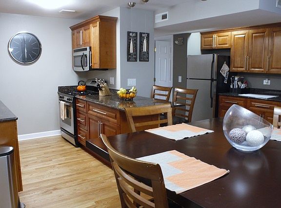 4th image of 16W555 Mockingbird Ln APT 202
