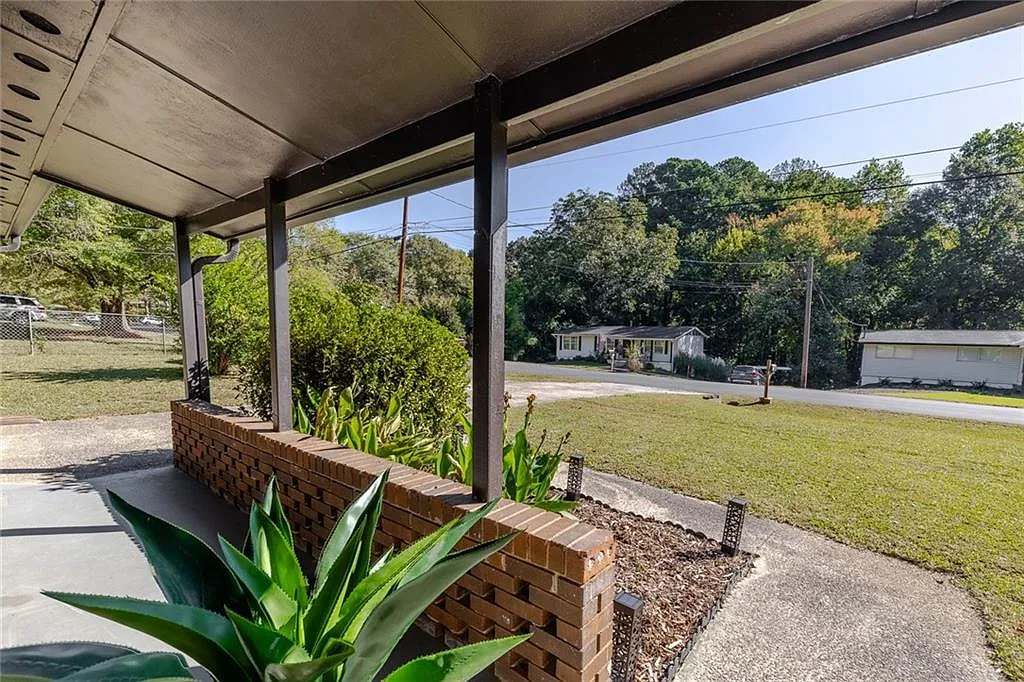 3 bed, 1.0 bath, 1008 sqft, $4,000 — Photo 3