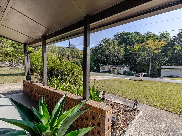 111 Robinhood Dr — Photo 3
