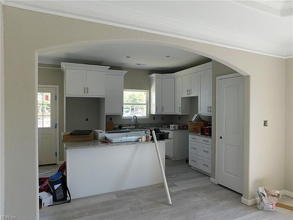 Kitchen (open to Family Room & Dining Room)