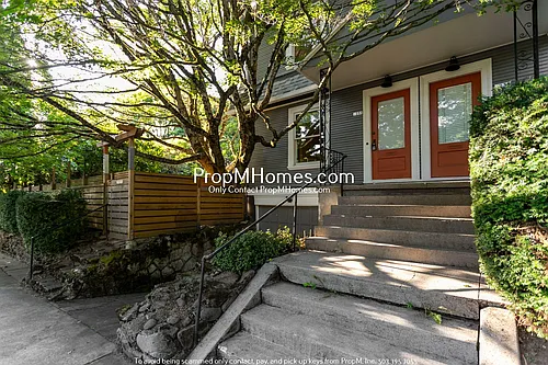 2233 SE Taylor St Photo 1
