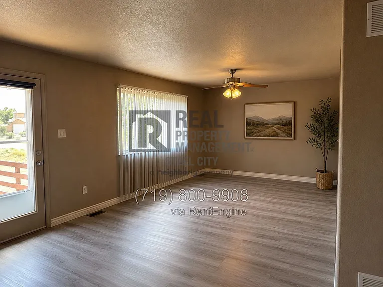 996 S Palomar Dr — Photo 3