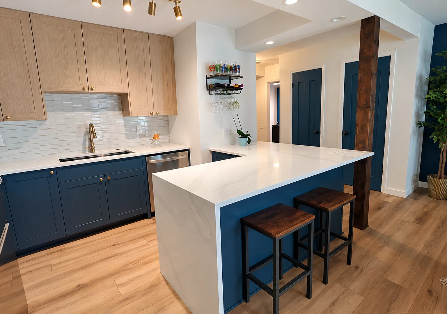 Beautiful, spacious updated Dillon condo, available now! Hot tub! Quick move-in for locals! — Photo 4