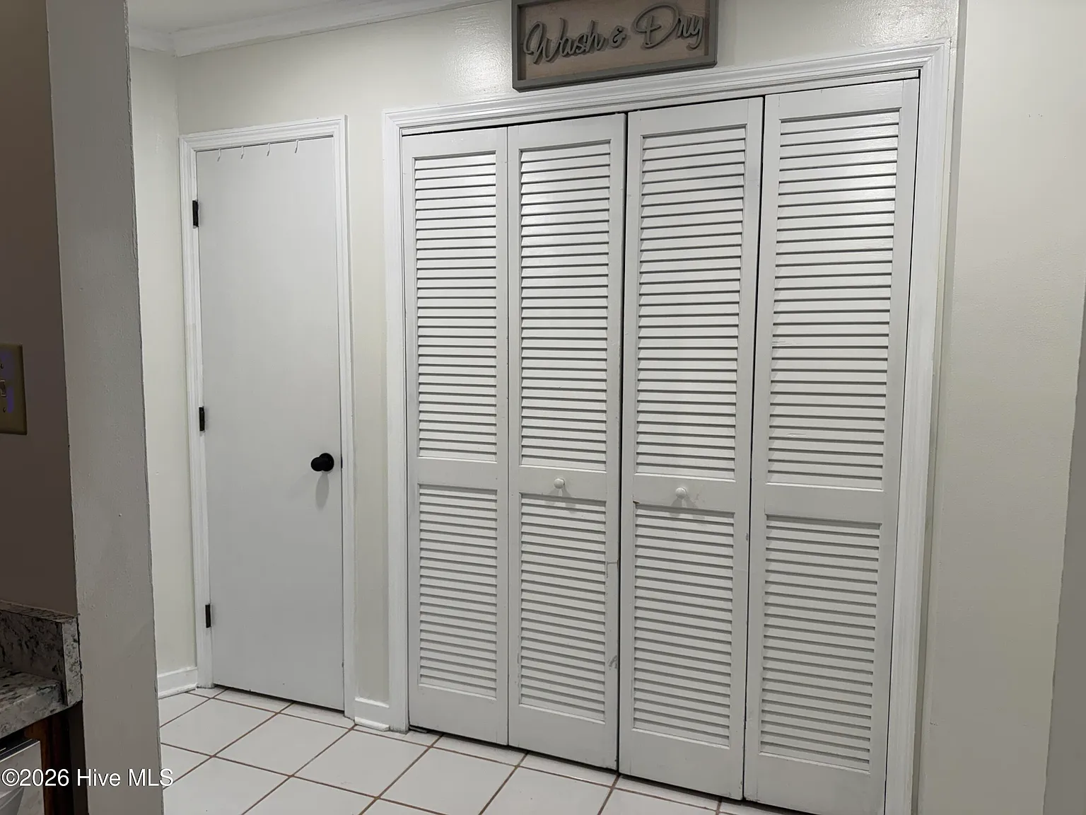 2 bed, 1.0 bath, 1074 sqft, $1,555 — Photo 2