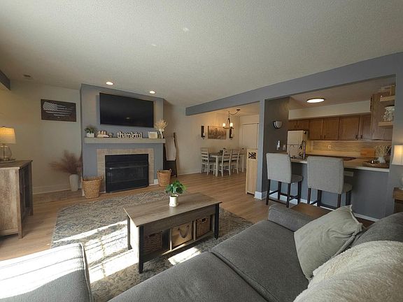 2nd image of W240N2566 E Parkway Meadow CIRCLE #3