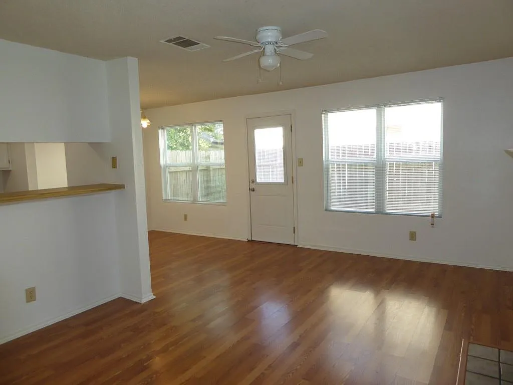 2 bed, 1.5 bath, 932 sqft, $1,650 — Photo 4